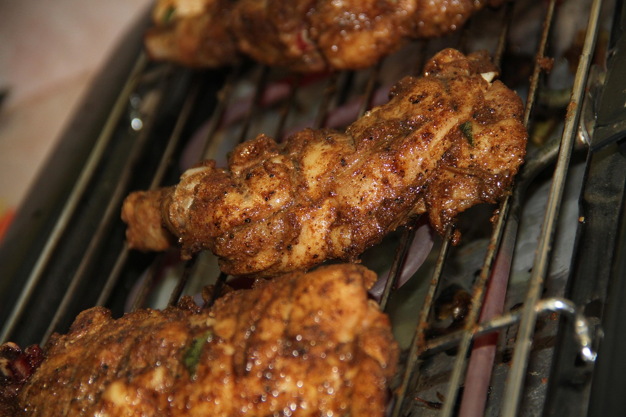 Sonhar assando carne: 5 simbolismos que aquecem sua vida agora