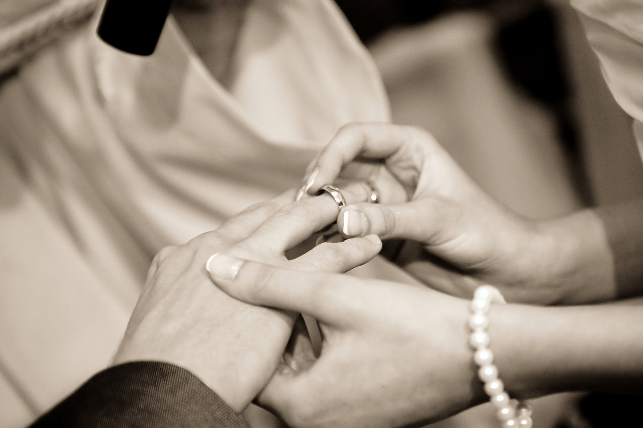 Sonhar com aliança: 5 interpretações urgentes sobre amor e compromisso