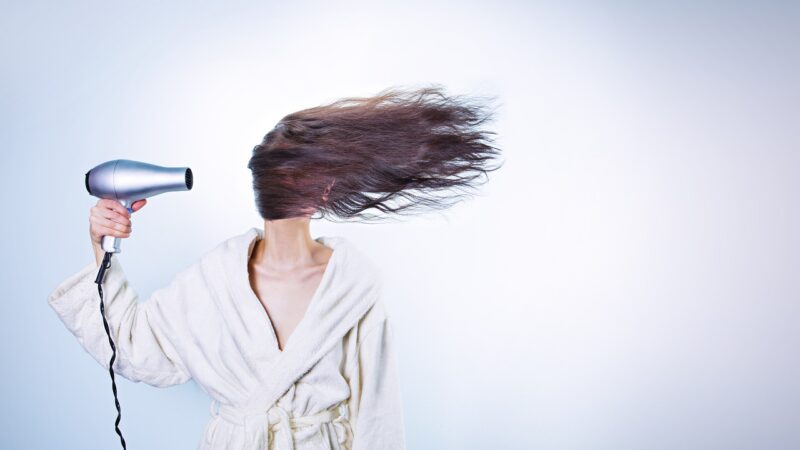 Sonhar com cabelo caindo: 5 significados que alertam para inseguranças