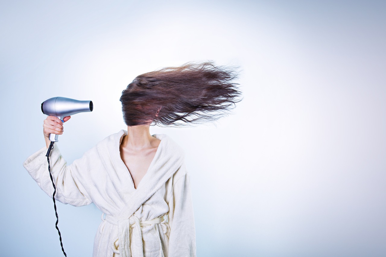 Sonhar com cabelo caindo: 5 significados que alertam para inseguranças