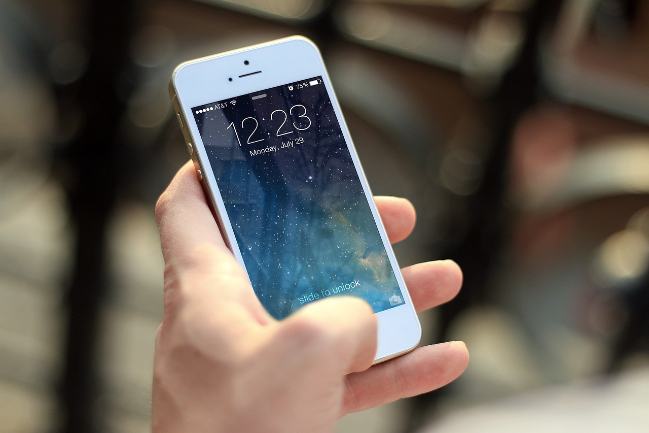 Sonhar com celular novo: 5 significados sobre conexão e inovação