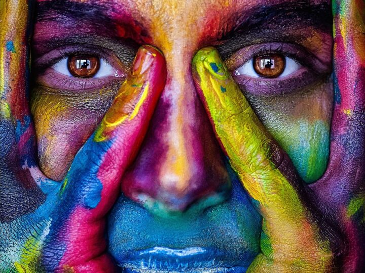 Sonhar com cores: 5 significados de mudanças que estão a caminho