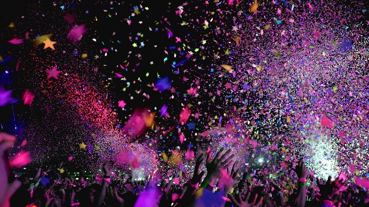 Sonhar com festa com muita gente desconhecida: 5 significados sociais