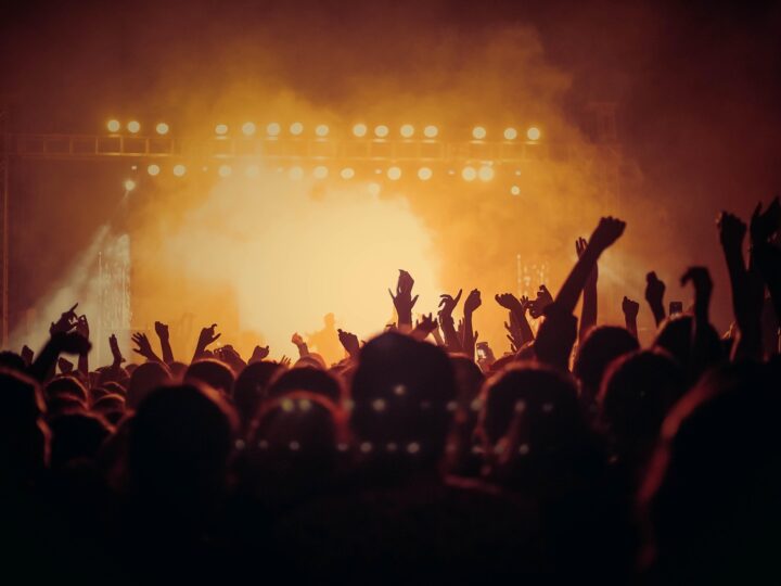 Sonhar com festa com muita gente desconhecida: 5 significados sociais