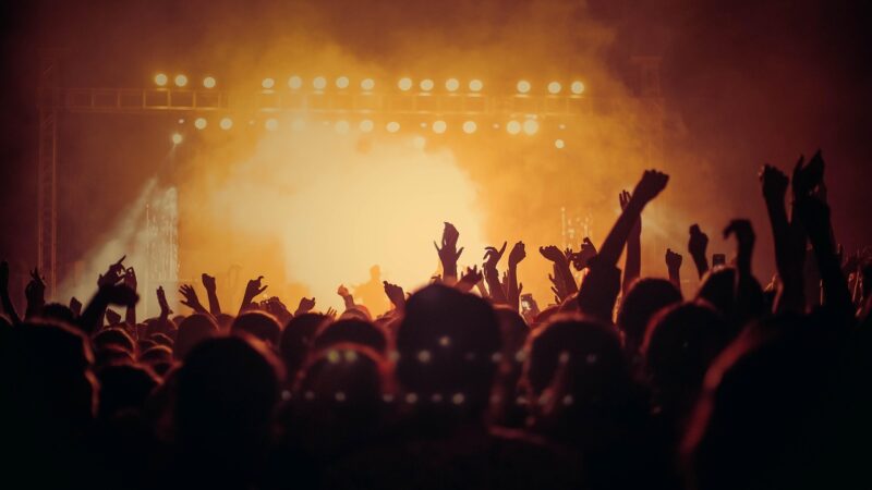 Sonhar com festa com muita gente desconhecida: 5 significados sociais