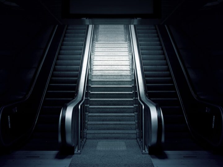 Sonhar descendo escada com outra pessoa: 5 significados sobre conexão