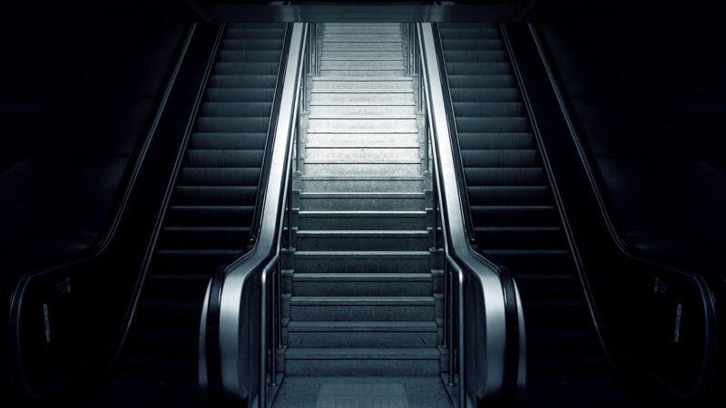 Sonhar descendo escada com outra pessoa: 5 significados sobre conexão