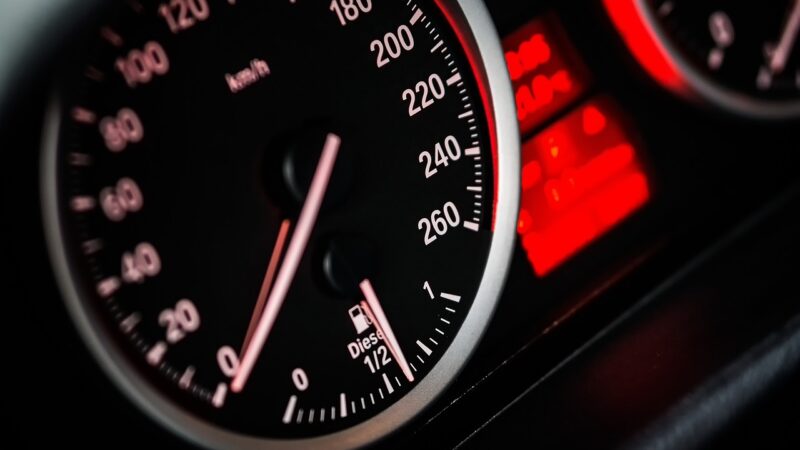 Sonhar dirigindo carro: 5 interpretações que guiam seus caminhos na vida