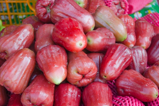 Sonhar com jambo: o que esse fruto tropical pode revelar sobre suas emoções e desejos ocultos