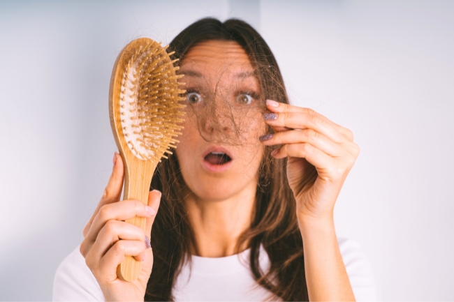Sonhar com cabelo caindo: 5 significados que alertam para inseguranças