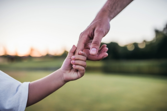 Sonhar com o filho falecido: 5 mensagens profundas que tocam o coração