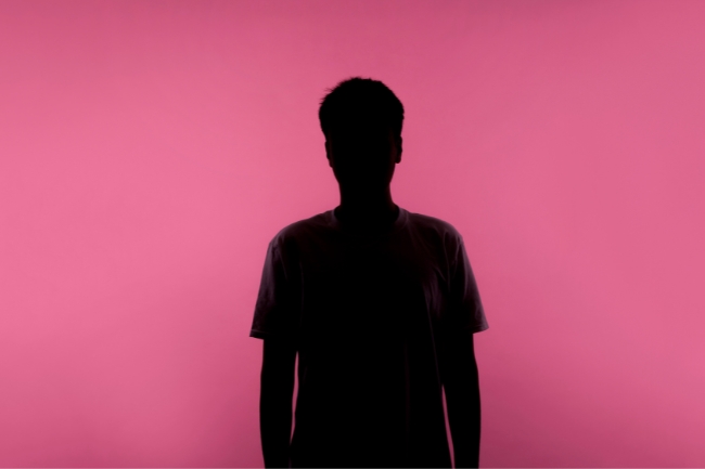 Sonhar com vulto preto: o que essa presença misteriosa pode revelar sobre sua vida emocional