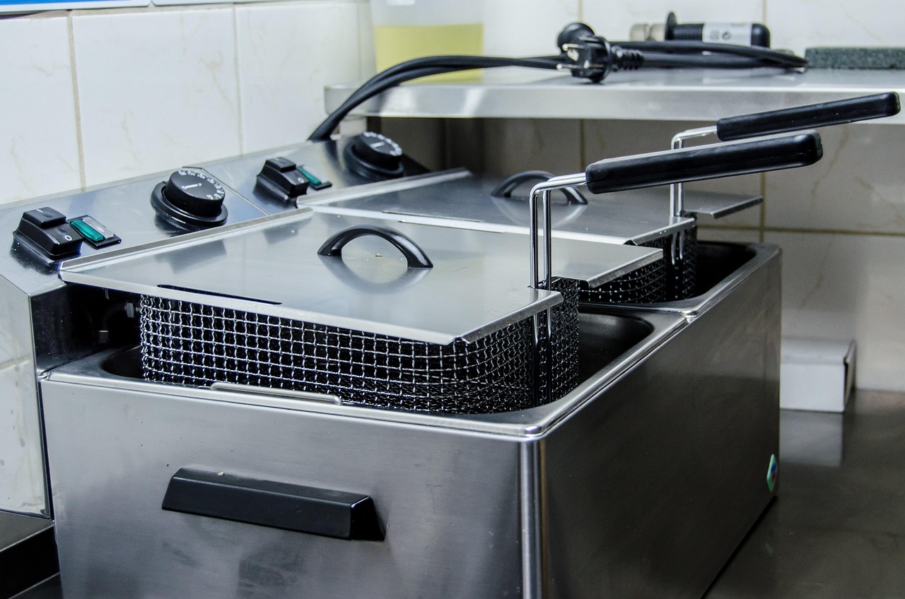 Micro-ondas ou Air Fryer: qual gasta mais energia e faz comida com mais sabor?