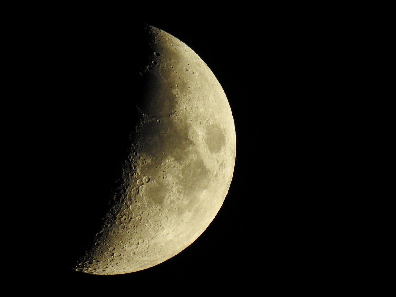 Lua amarela: por que muda de cor no céu