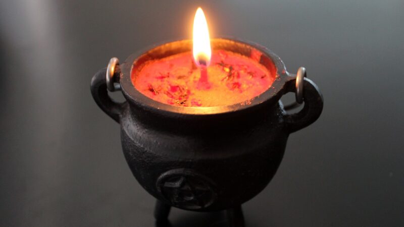 Missas negras: rituais e lendas sombrias