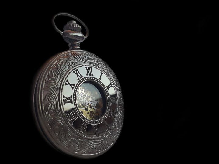 Números romanos em relógios: por que usam IIII em vez de IV