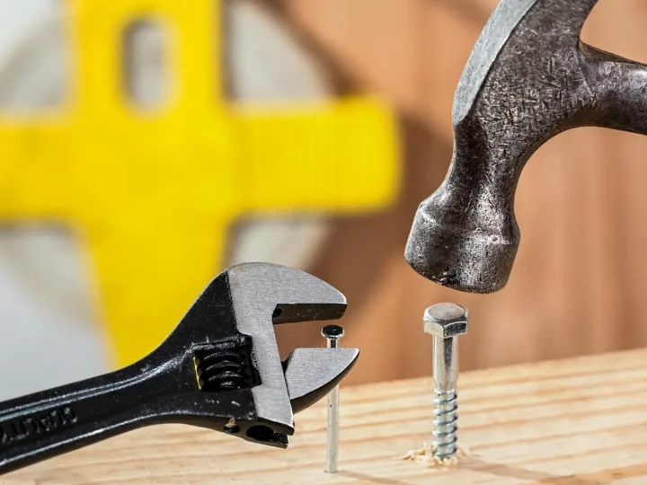 Quando vale a pena contratar um encanador para evitar problemas maiores