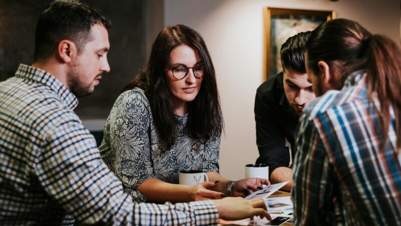 Estratégias para engajar equipes e reter talentos em PMEs