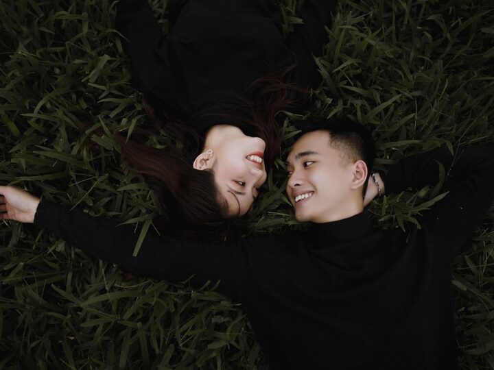 Quando um homem te olha e sorri O que significa