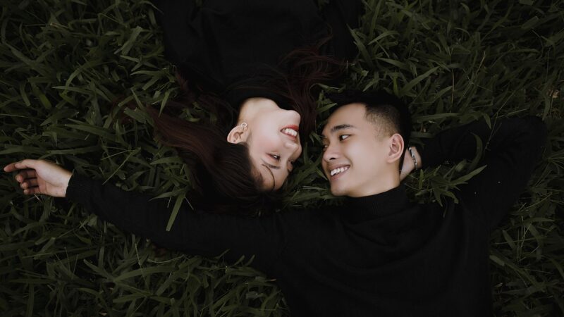 Quando um homem te olha e sorri O que significa