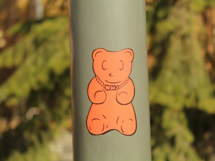 Quantos adesivos 5×5 cabem em uma folha A4 Veja