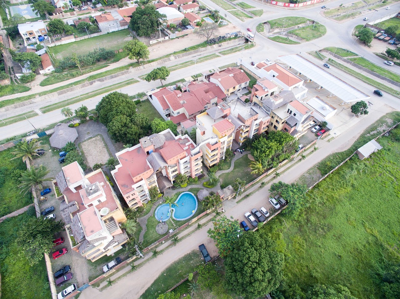 Famosos que moram no condomínio Malibu RJ: Lista atualizada