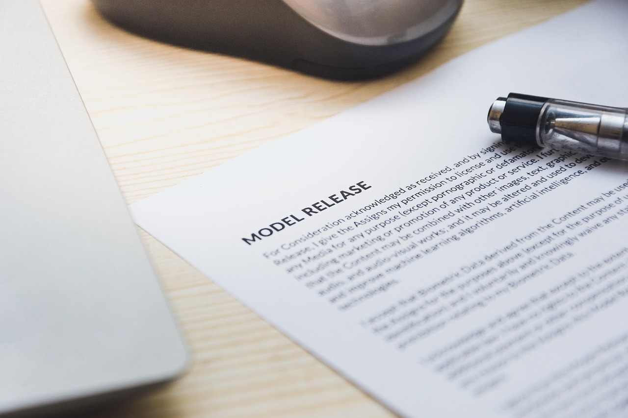 O que significa by antes do nome?