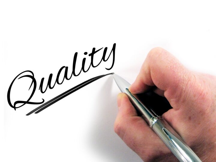 O que significa by antes do nome?