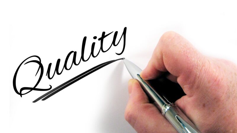 O que significa by antes do nome?