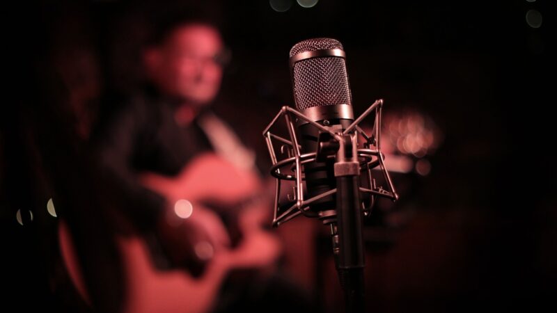 Quem é mais rico: Gusttavo Lima ou Amado Batista?