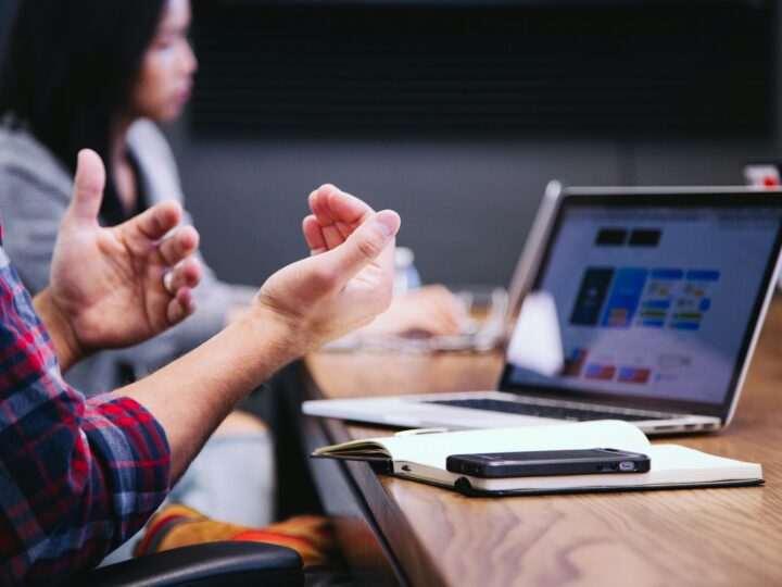 O cliente B2B nao quer mais ver pitch — quer ver historia