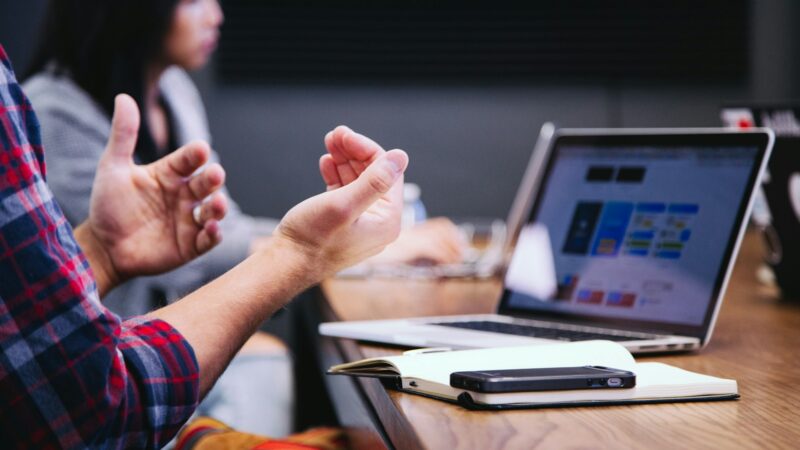 O cliente B2B nao quer mais ver pitch — quer ver historia