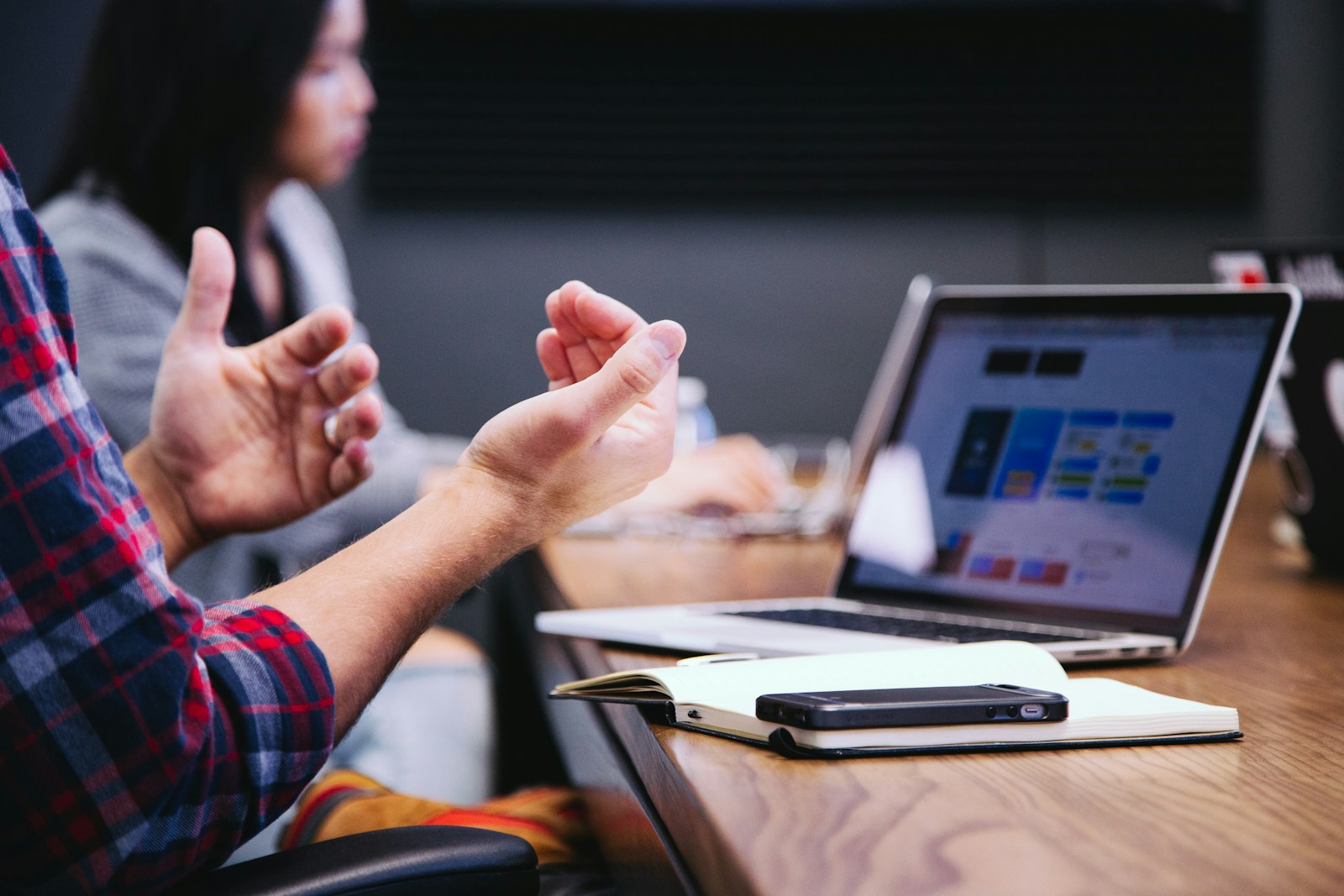 O cliente B2B nao quer mais ver pitch — quer ver historia