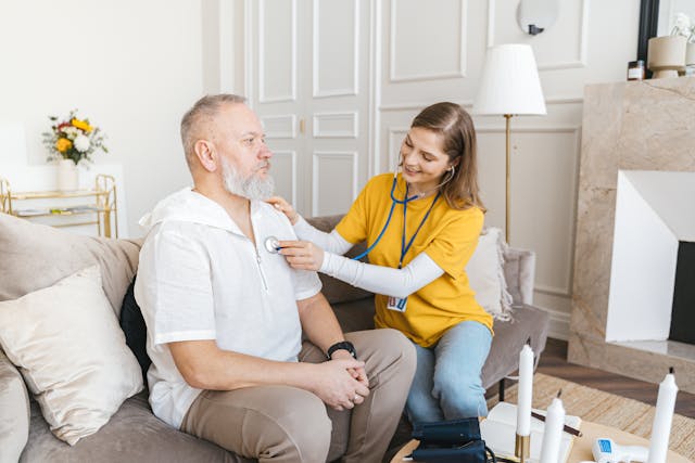Home Care: cuidado profissional em casa para uma recuperação mais segura