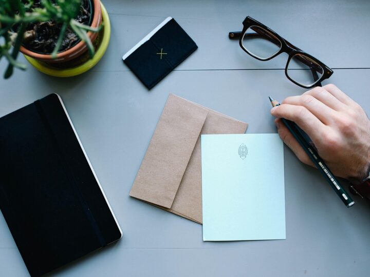 Como dizer que a pessoa está em cópia no e-mail