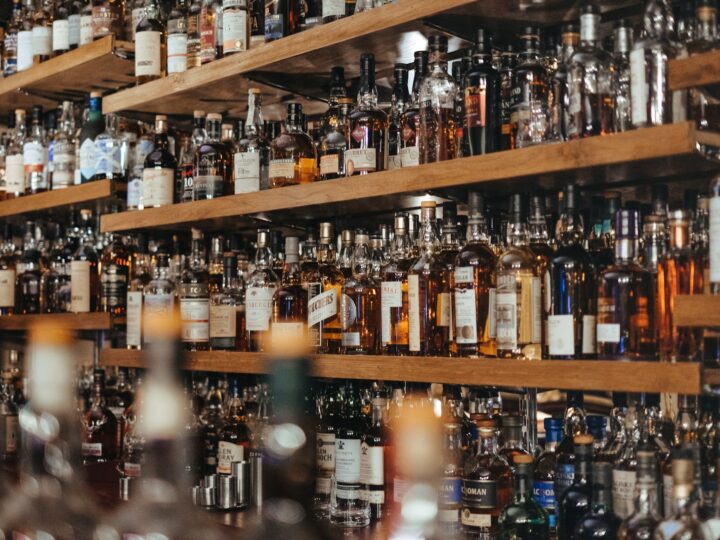 Melhores whiskys baratos: Rótulos que surpreendem pelo preço e sabor!