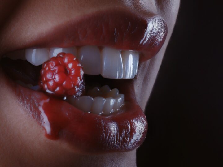 Beijo com mordida: O que significa esse gesto