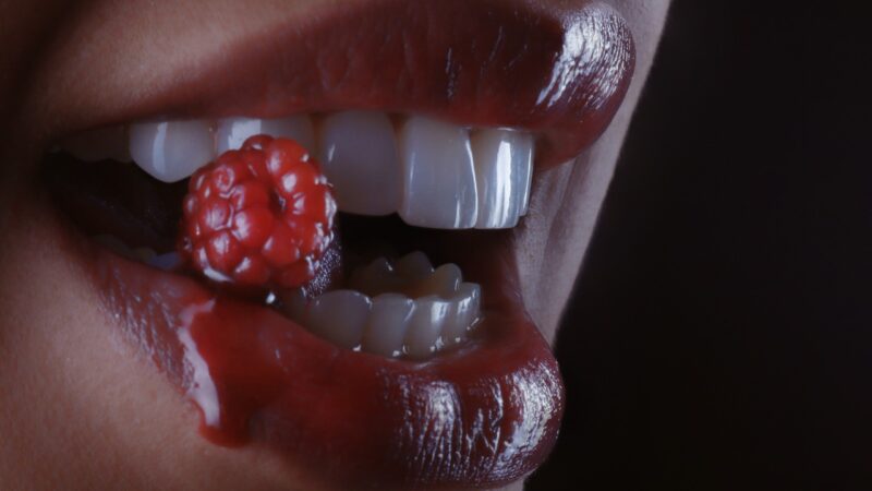 Beijo com mordida: O que significa esse gesto
