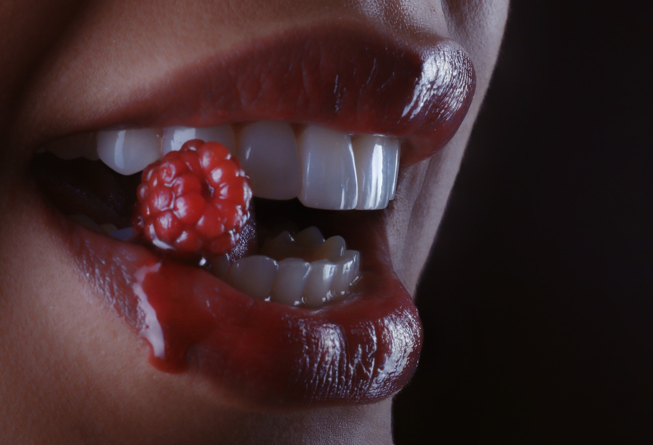 Beijo com mordida: O que significa esse gesto